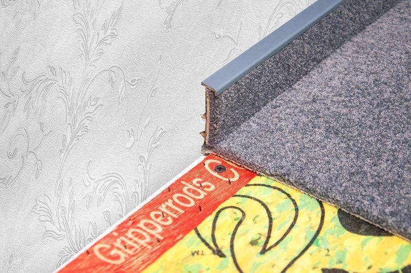 Плинтус для ковролина "Korner" Listwa графит (2500*13,8*50 мм) — купить в Ярославле